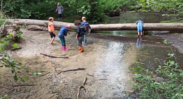 Kinder spielen am Bach, Foto: NABU-Naturschutzstation Niederrhein